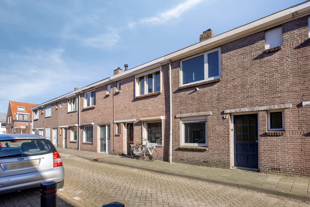 Spacious family home with sunny garden and extra room in Tilburg Korvel — 32