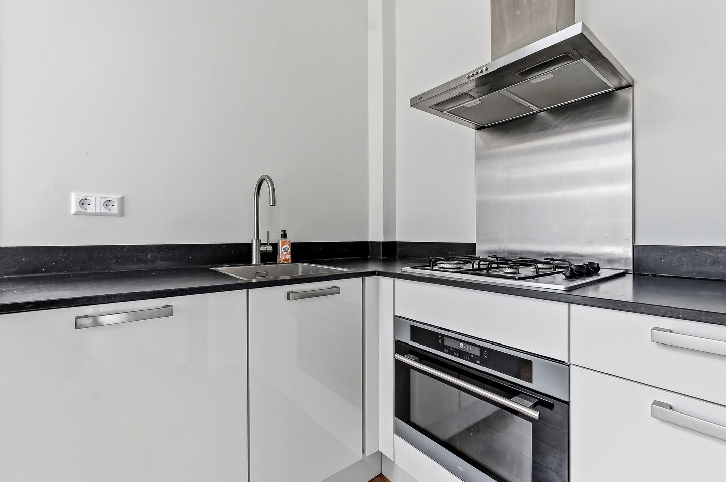 Photo 14 of Johannes Camphuijsstraat 88