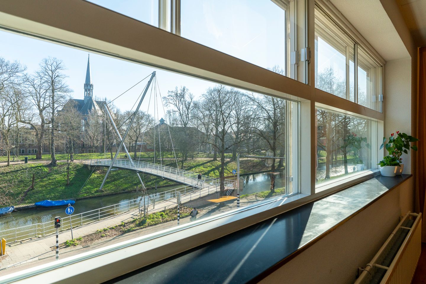 Spacious and bright 3-room apartment with balcony and view over the Catharijnesingel — 15