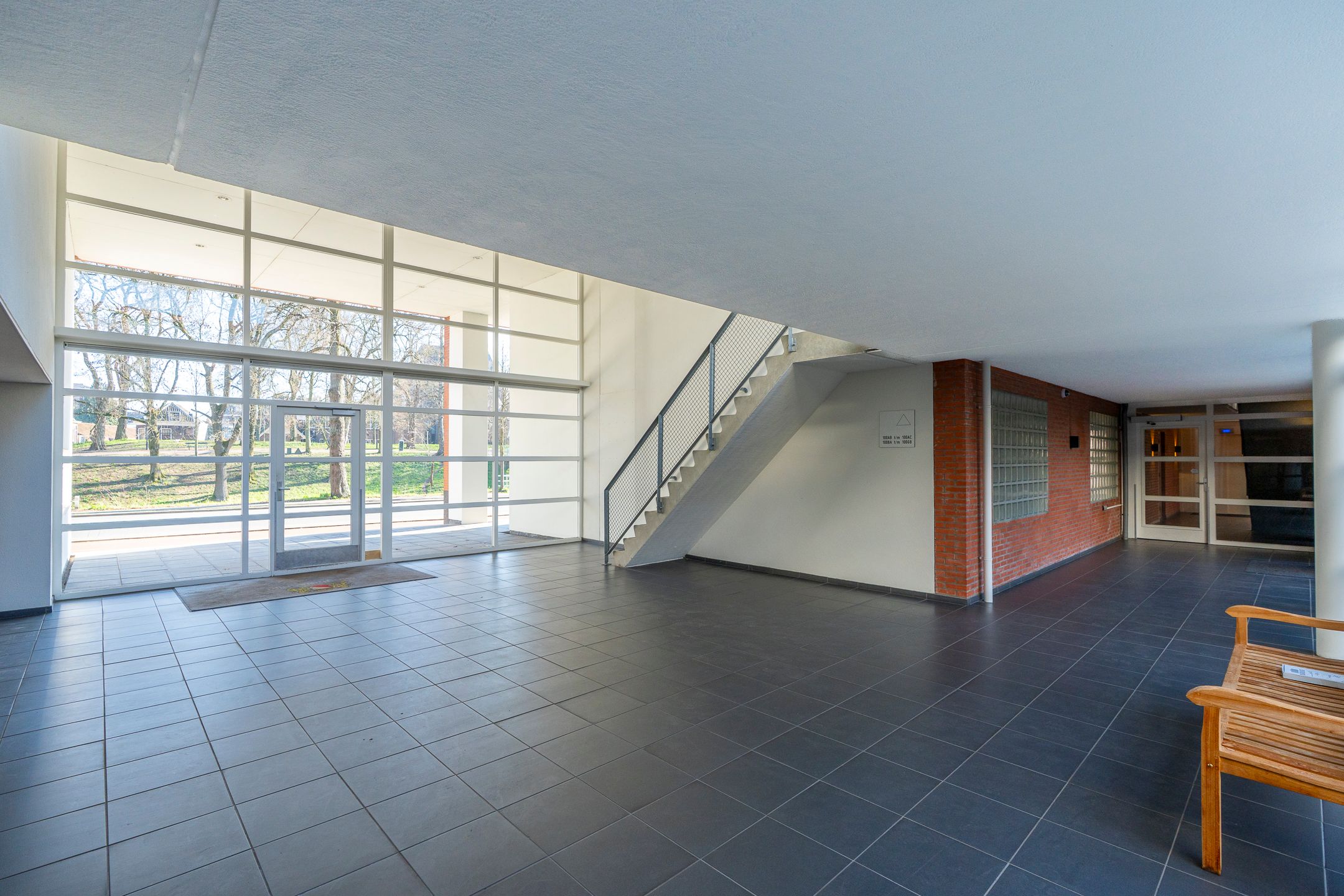 Spacious and bright 3-room apartment with balcony and view over the Catharijnesingel — 27