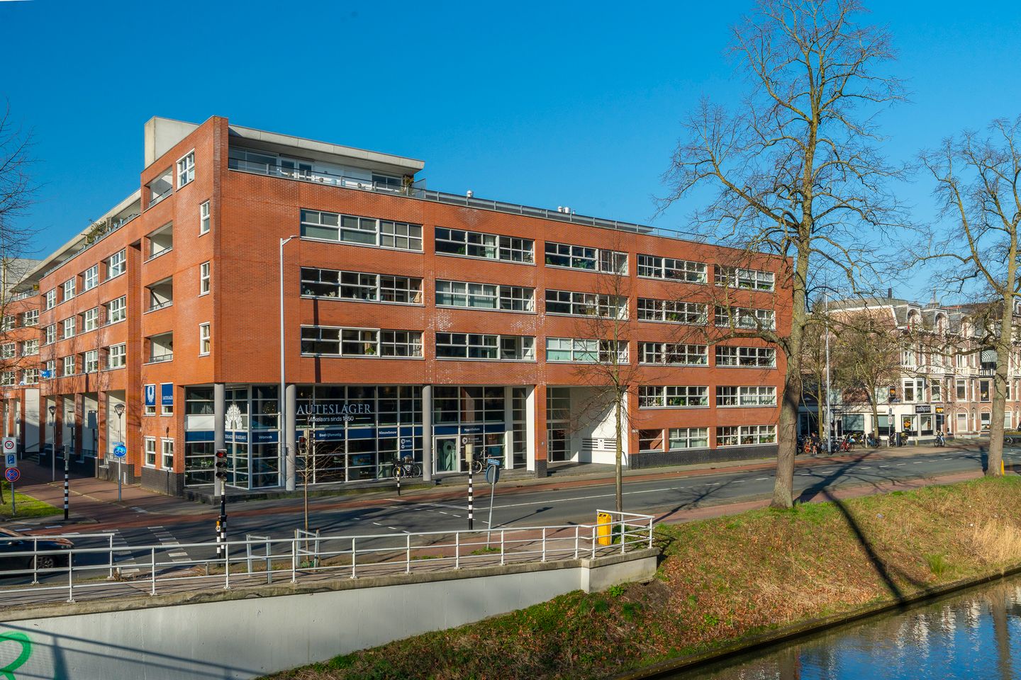 Spacious and bright 3-room apartment with balcony and view over the Catharijnesingel — 28