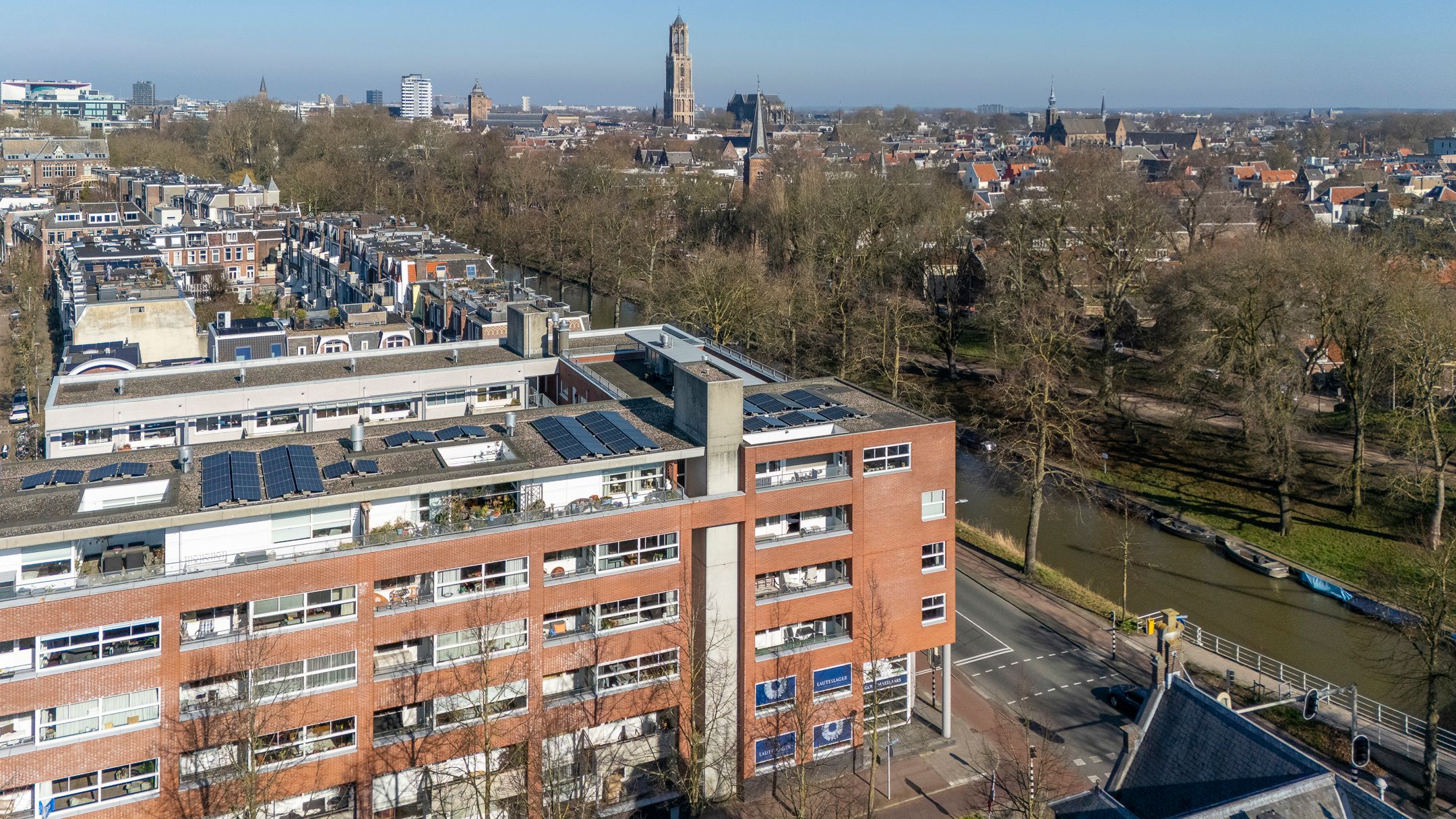 Spacious and bright 3-room apartment with balcony and view over the Catharijnesingel — 30