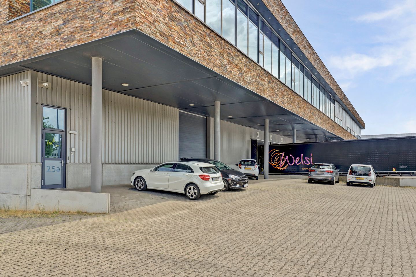 Bekijk foto 2 van Celsiusweg 25