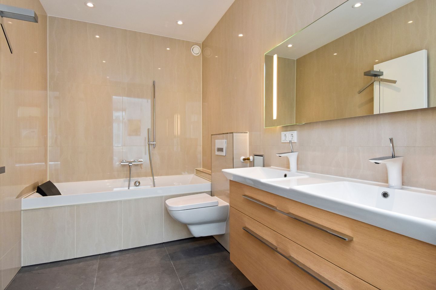 Photo 29 of Witte de Withstraat 123