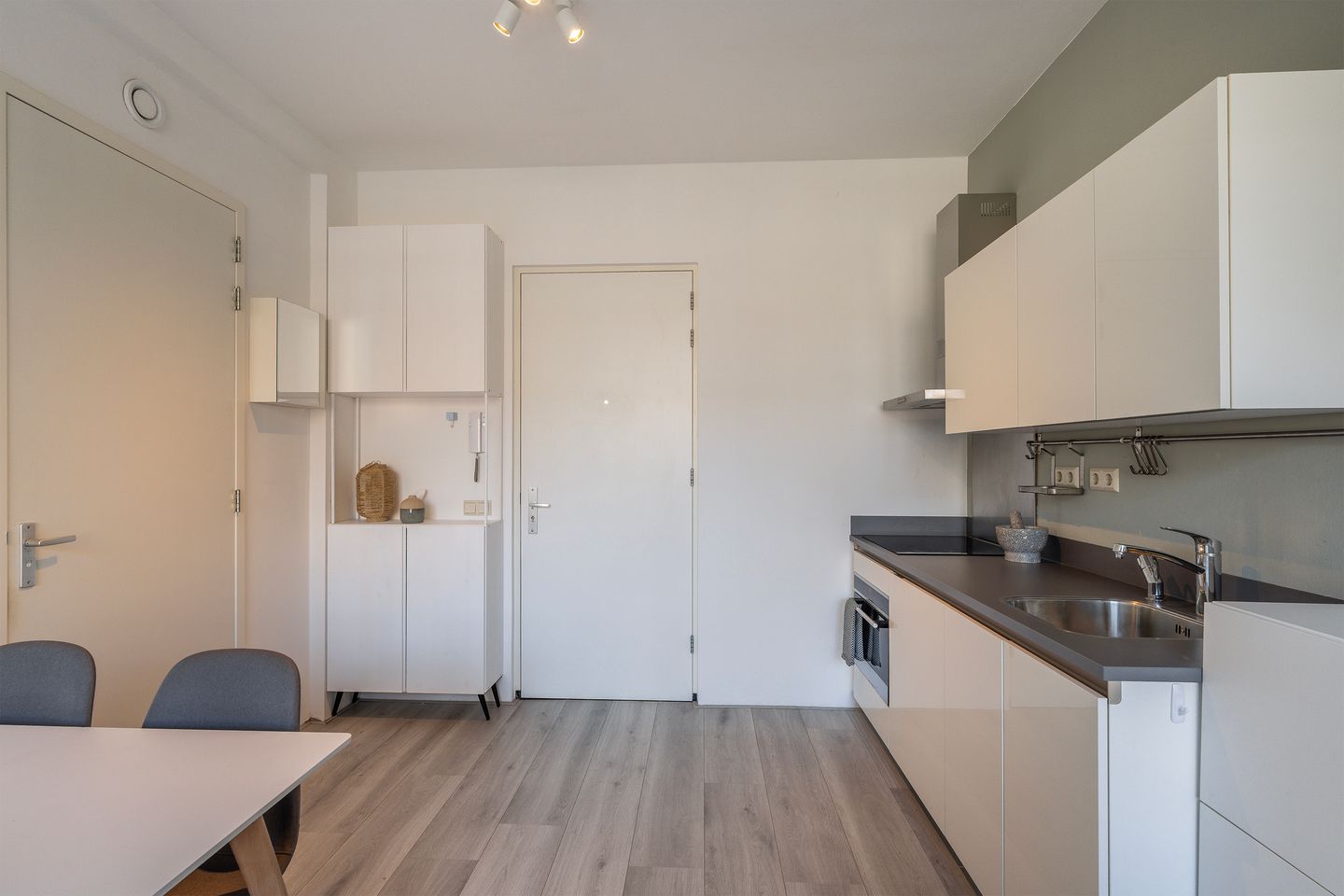 Turn Key 1-Bedroom Apartment with Communal Courtyard near Rotterdam Central — 12