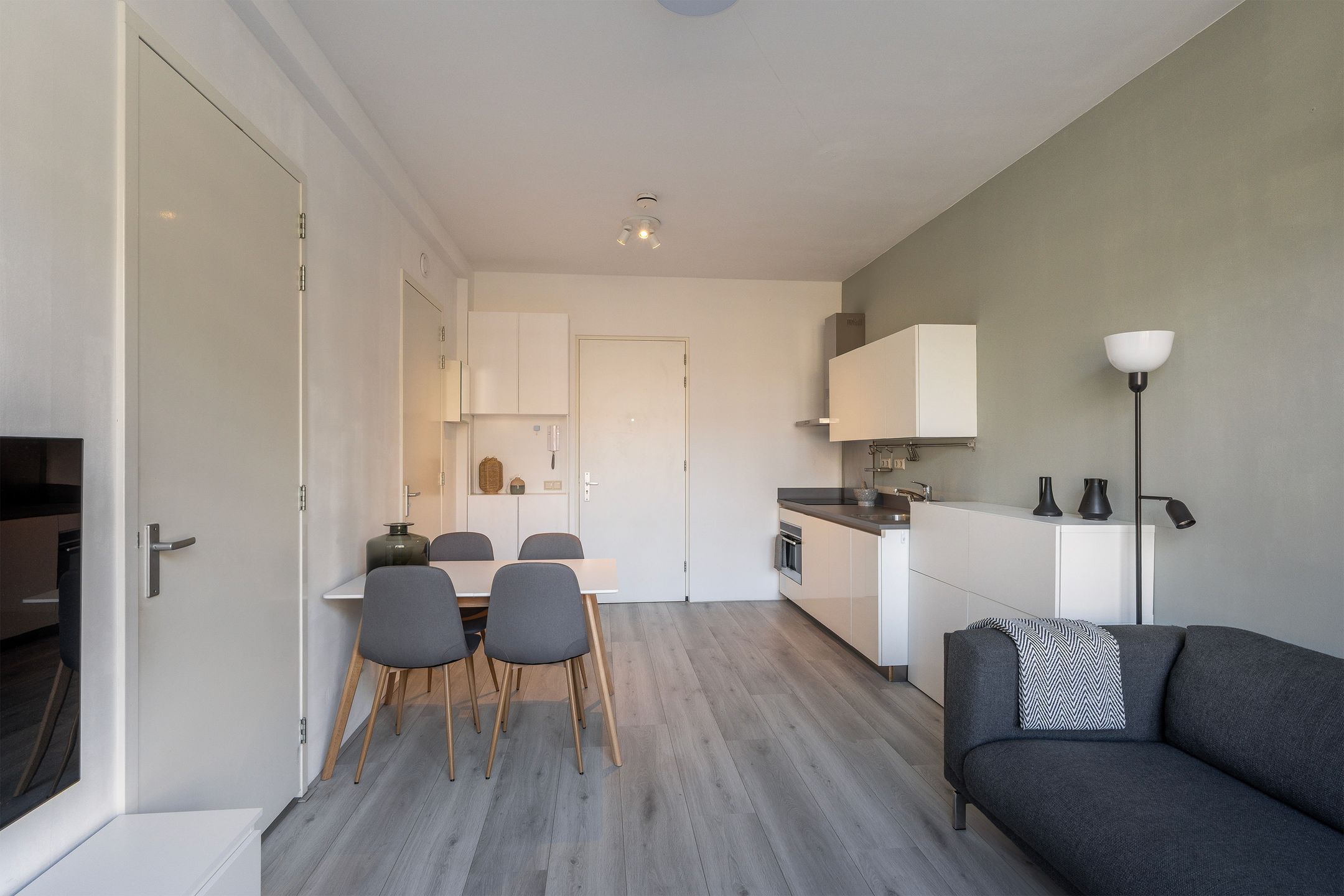 Turn Key 1-Bedroom Apartment with Communal Courtyard near Rotterdam Central — 13