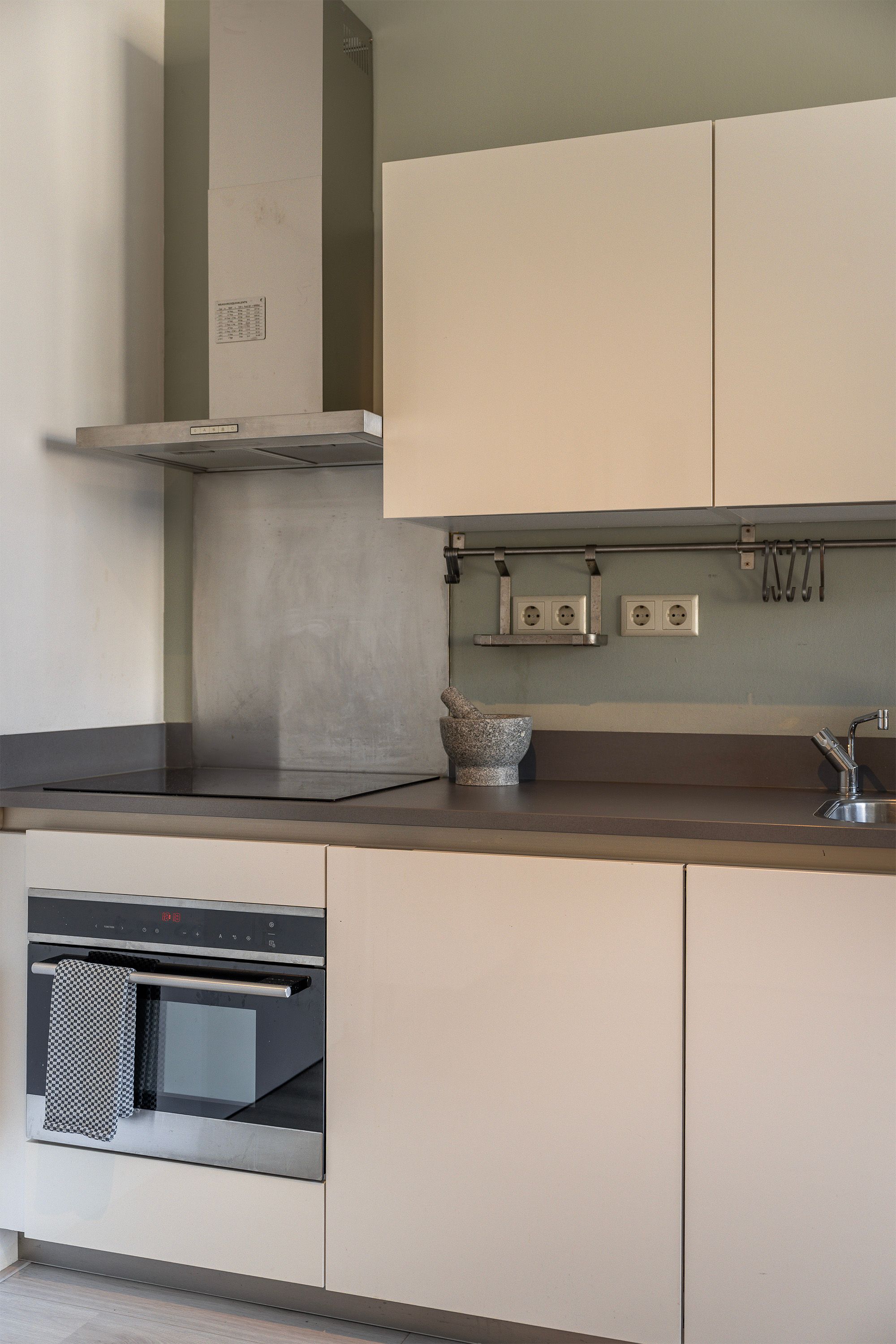 Turn Key 1-Bedroom Apartment with Communal Courtyard near Rotterdam Central — 16