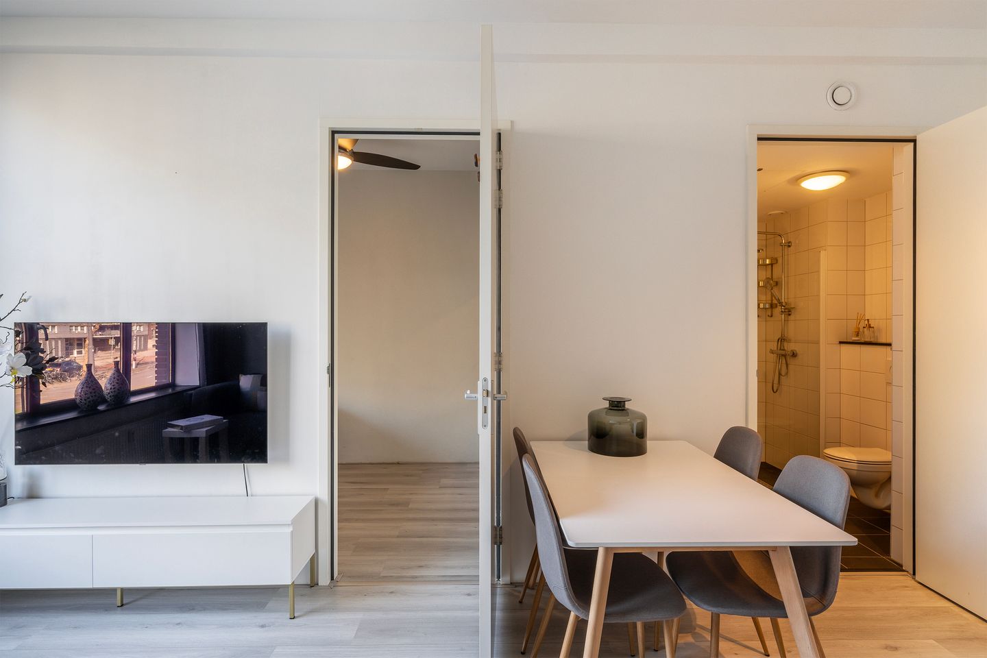 Turn Key 1-Bedroom Apartment with Communal Courtyard near Rotterdam Central — 18