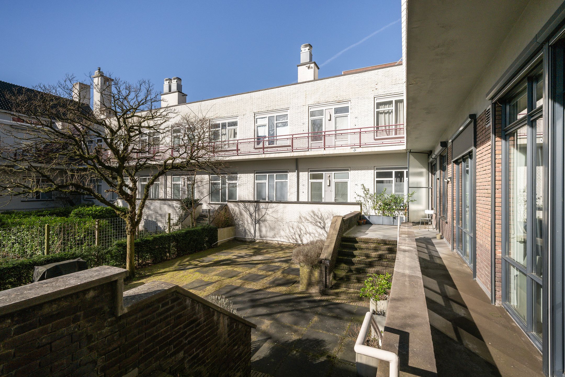 Turn Key 1-Bedroom Apartment with Communal Courtyard near Rotterdam Central — 28