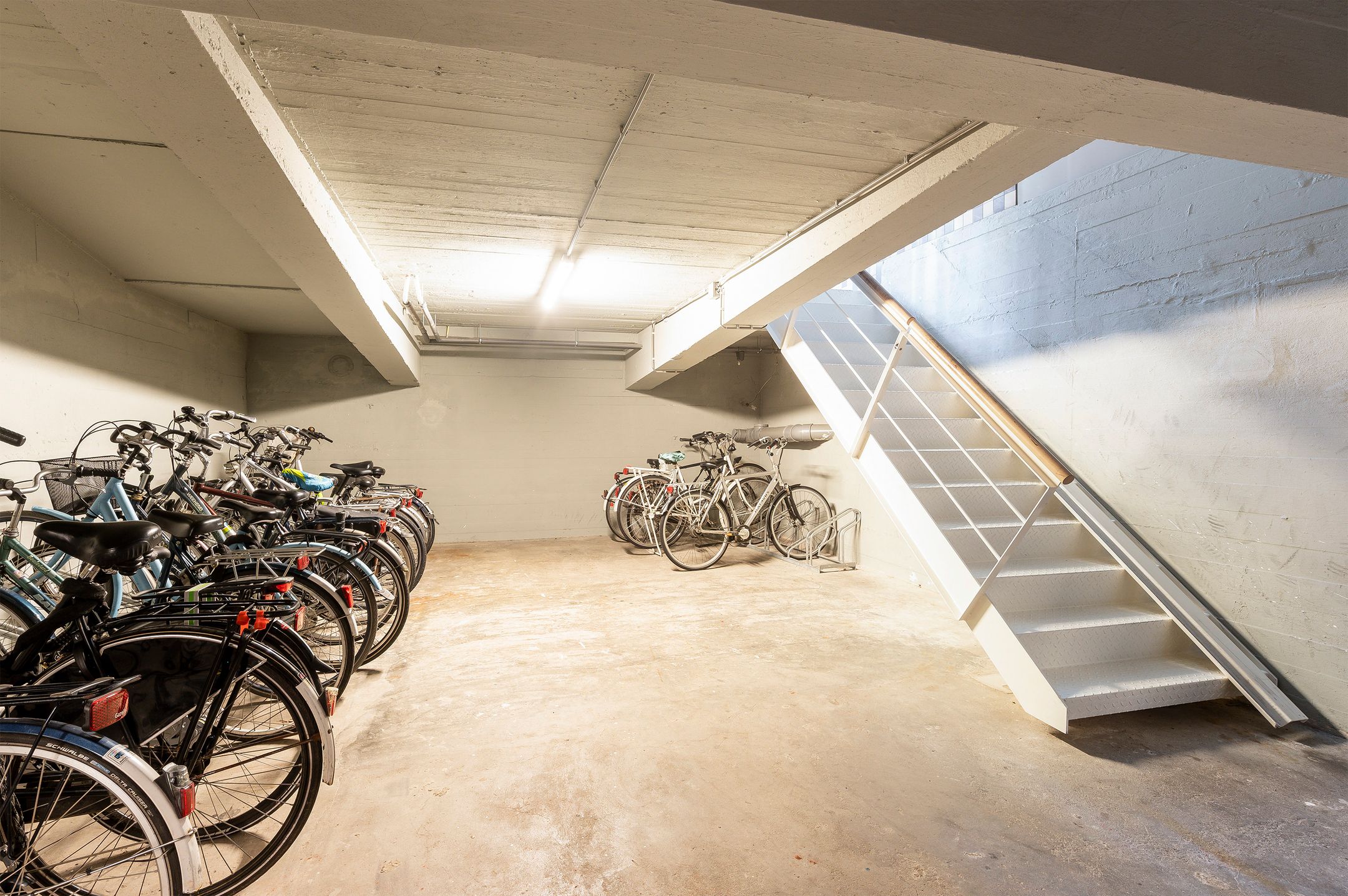 Turn Key 1-Bedroom Apartment with Communal Courtyard near Rotterdam Central — 31
