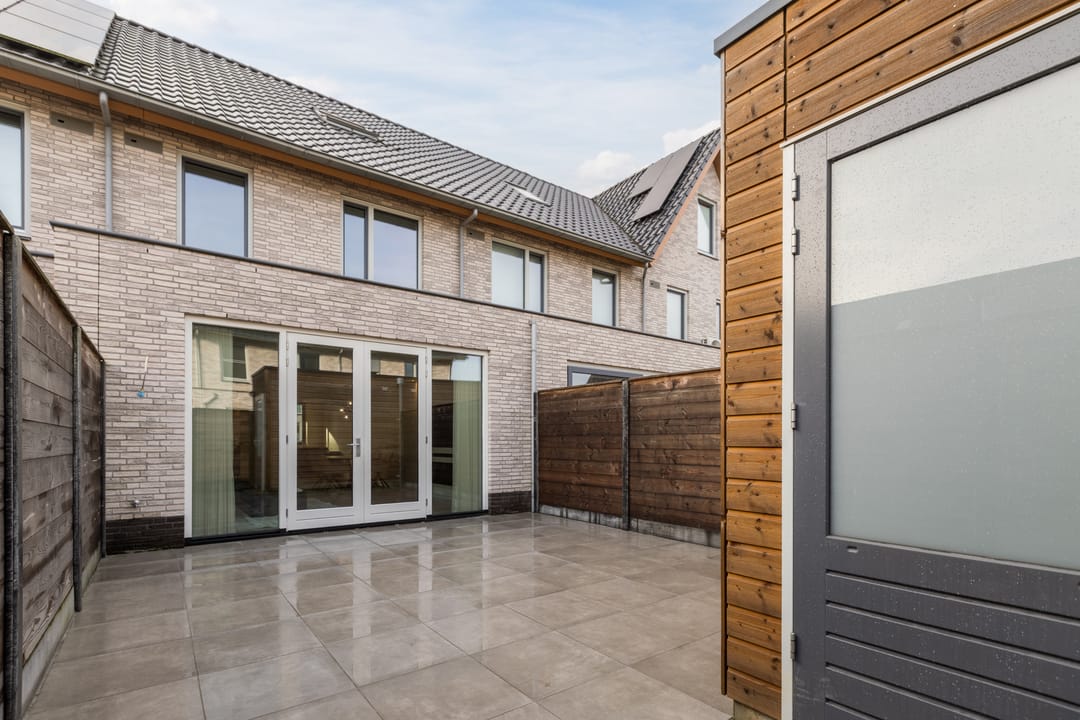 Modern Energy-Efficient Terraced Home in Leerdam with Solar Panels — 26