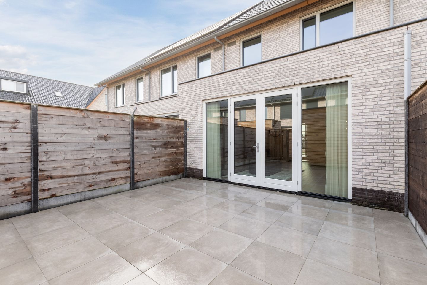 Modern Energy-Efficient Terraced Home in Leerdam with Solar Panels — 27