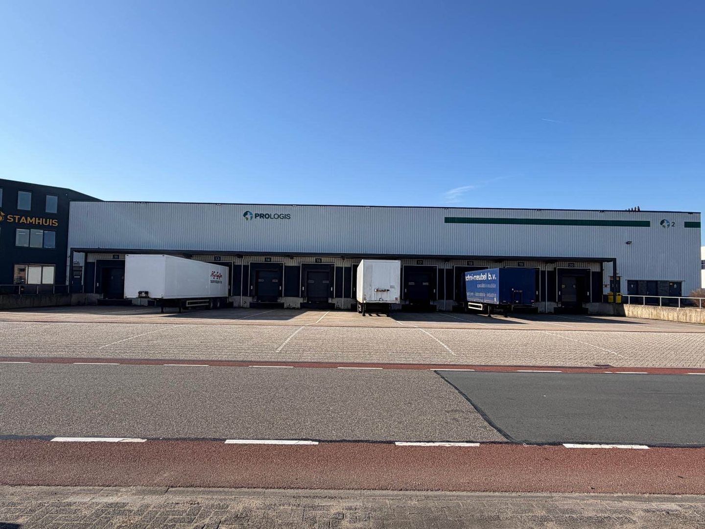 View photo 2 of Rutherfordweg 50