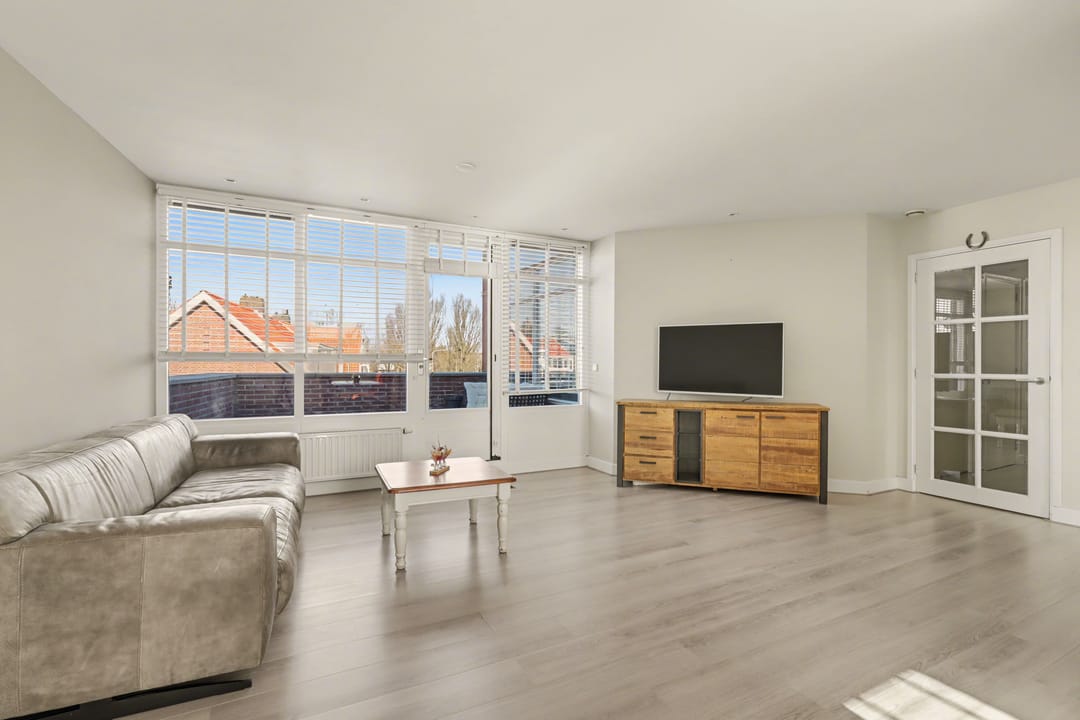 Photo 2 of Helmstraat 16-A