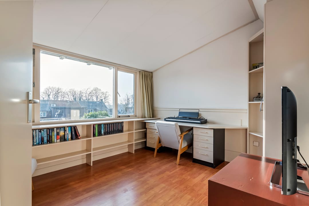 Spacious semi-detached home with character, featuring 5 bedrooms, suite-style living room, and sunny southwest garden — 43