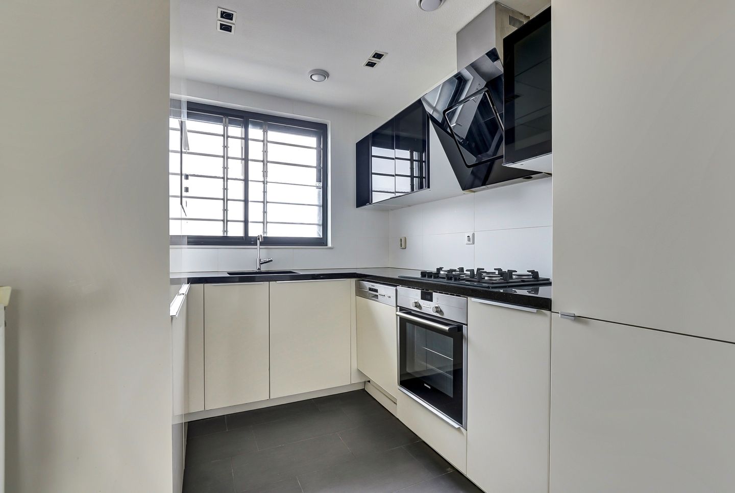 Spacious and well-maintained 3-level apartment with terrace in Schildersbuurt-West — 16