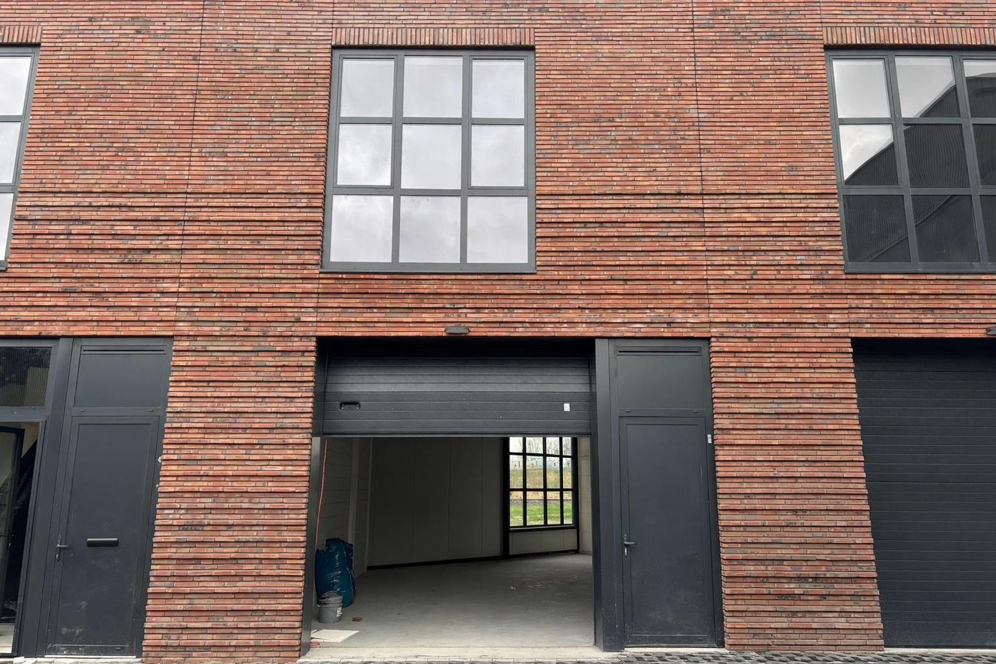 View photo 2 of Steur 61