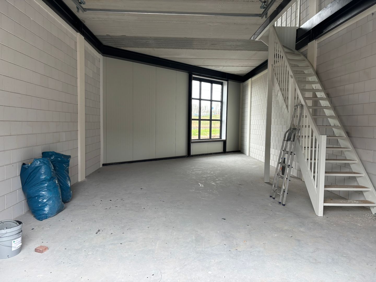 View photo 3 of Steur 61