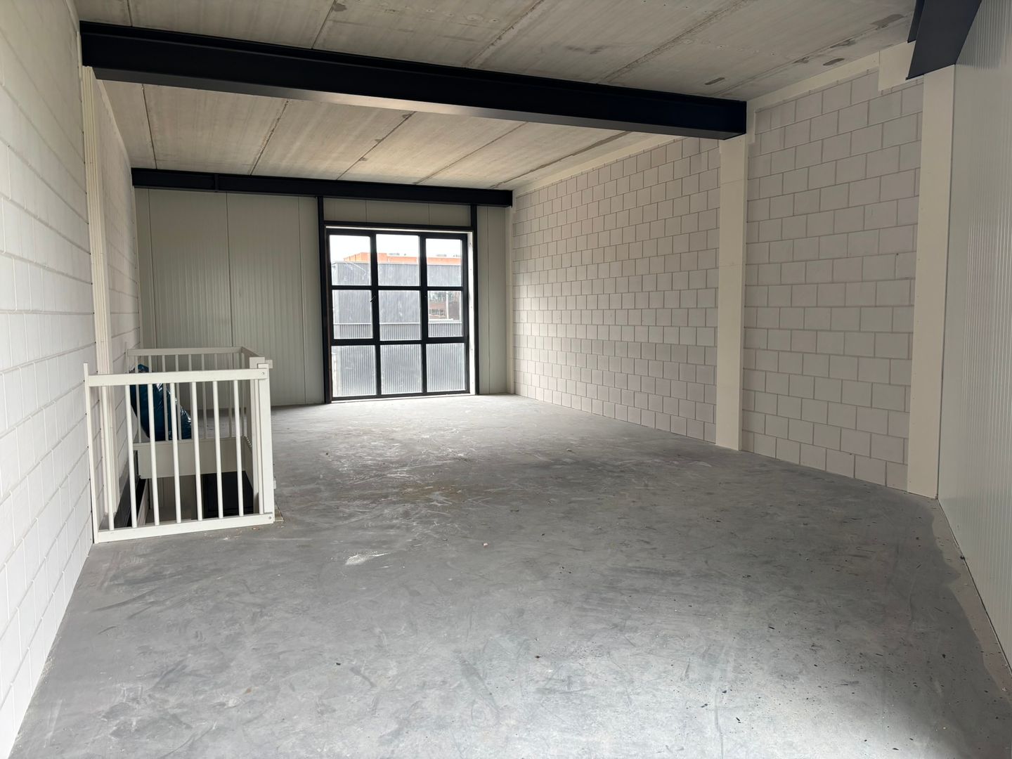 View photo 4 of Steur 61