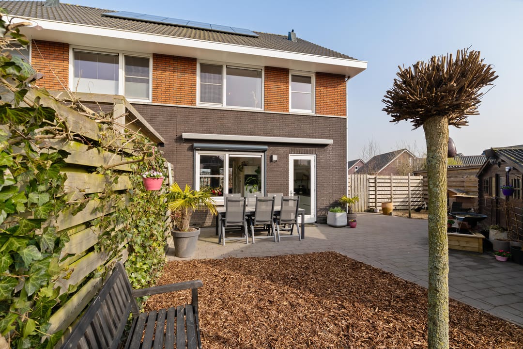 Modern corner home with four bedrooms and spacious driveway — 31