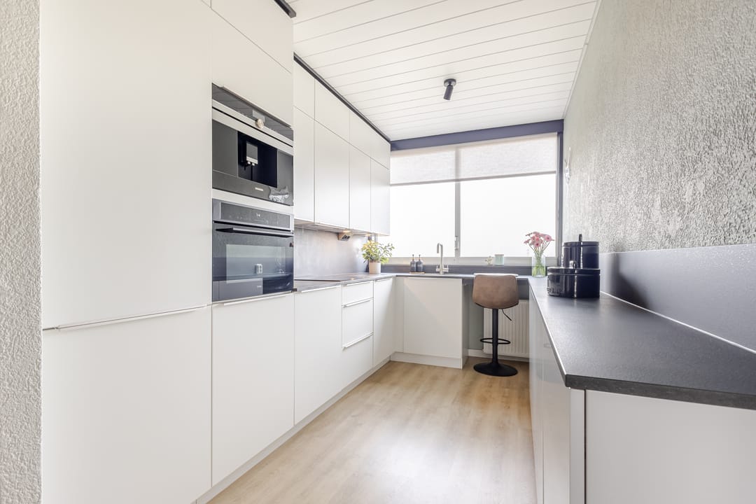Spacious apartment with stunning view close to all amenities — 12
