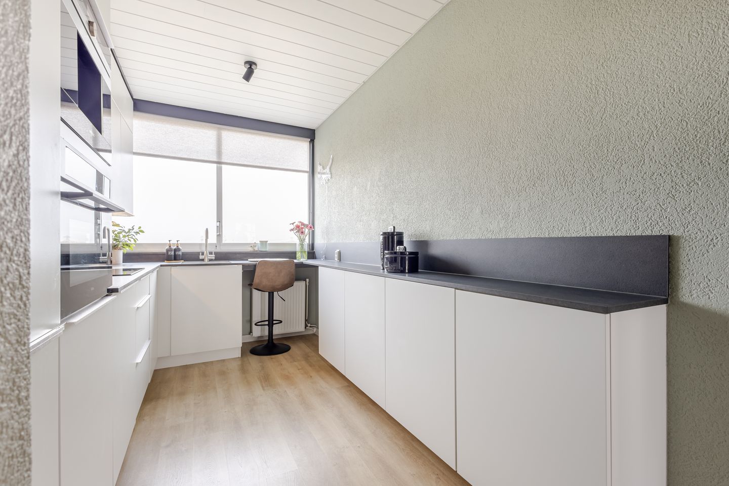 Spacious apartment with stunning view close to all amenities — 13