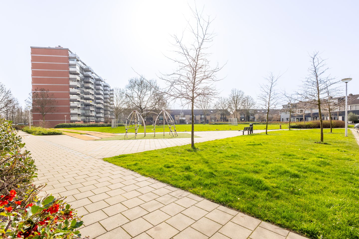 Spacious apartment with stunning view close to all amenities — 24