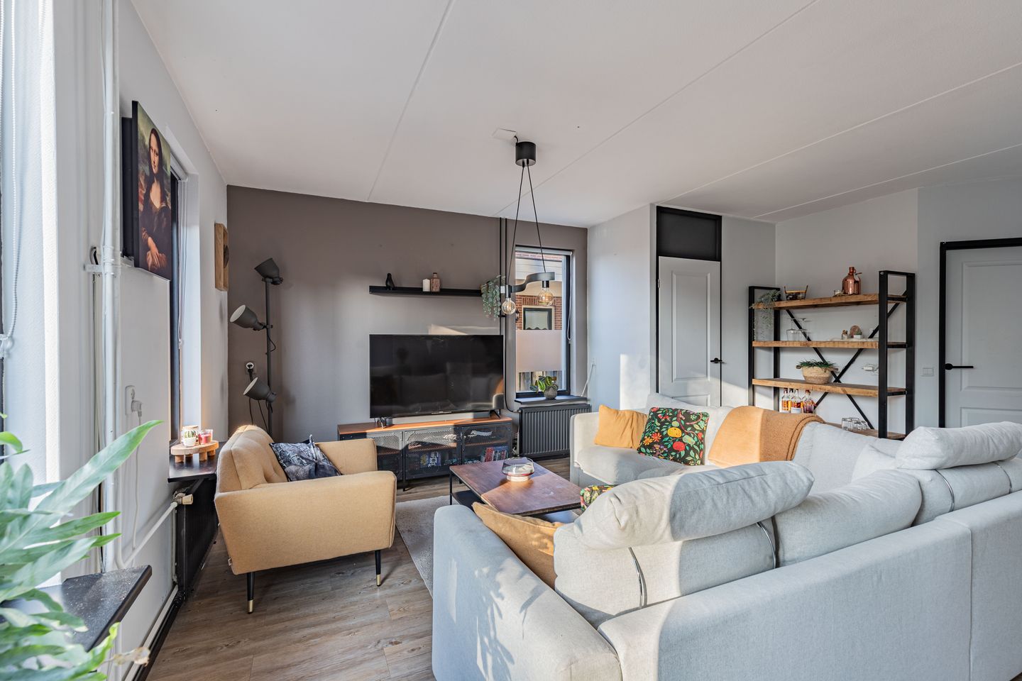 Atmospheric Semi-Detached House with Forest Backyard — 10
