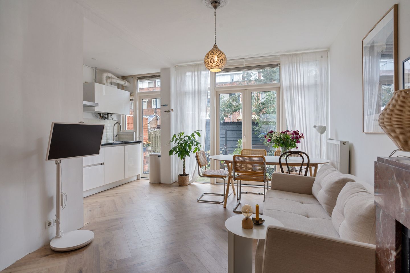 Charming Ground Floor Apartment with Stained Glass Doors and Garden — 12