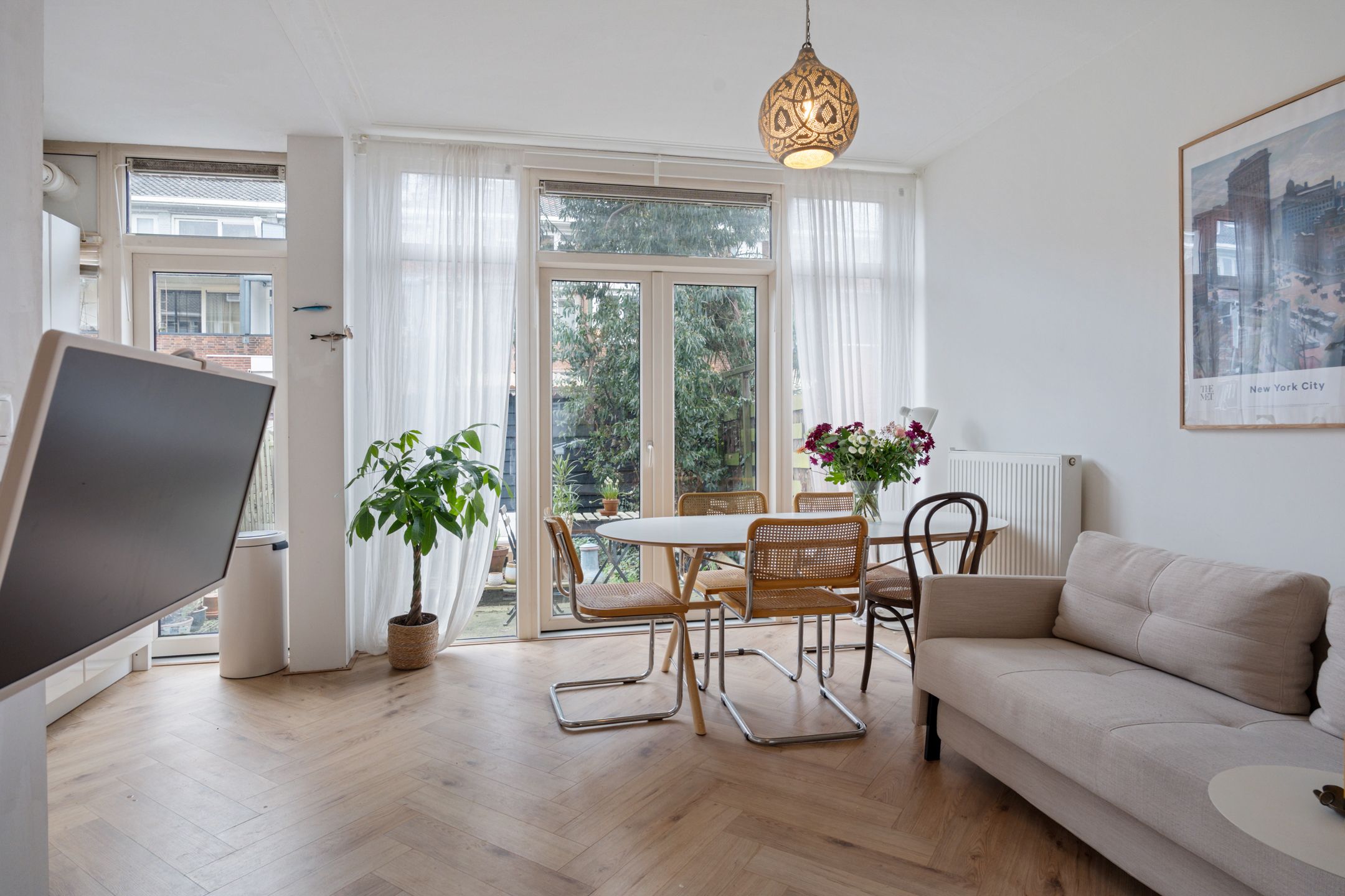 Charming Ground Floor Apartment with Stained Glass Doors and Garden — 13