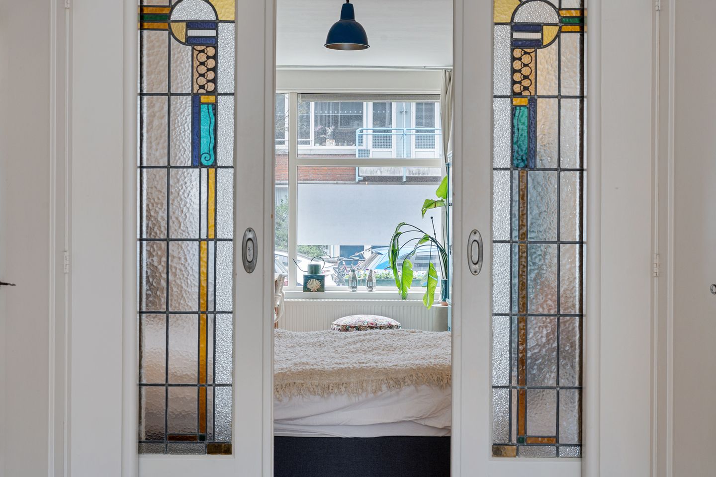 Charming Ground Floor Apartment with Stained Glass Doors and Garden — 18
