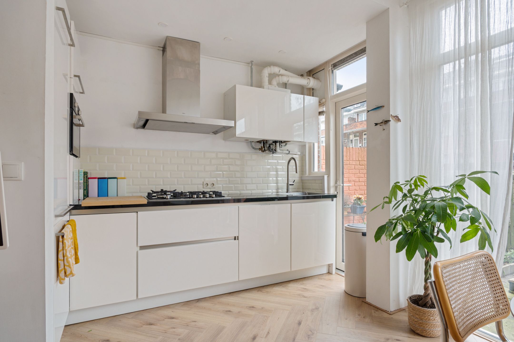 Charming Ground Floor Apartment with Stained Glass Doors and Garden — 19