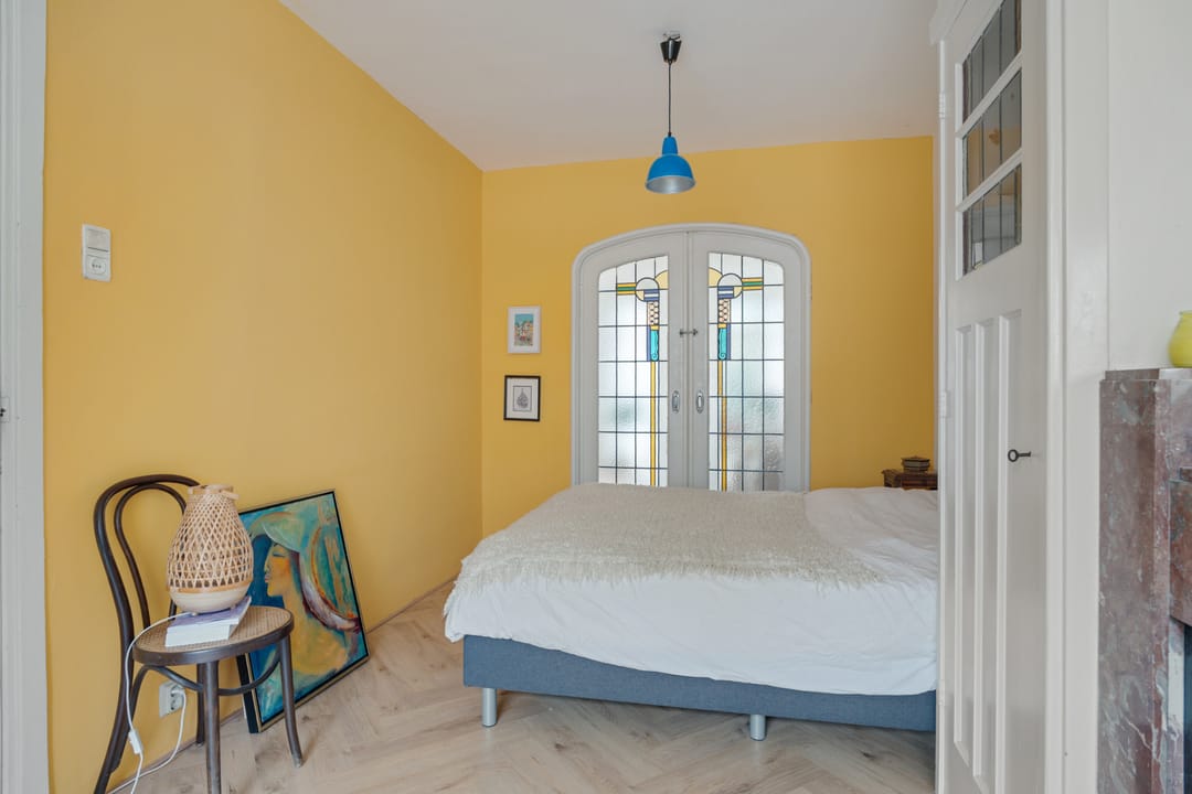 Charming Ground Floor Apartment with Stained Glass Doors and Garden — 24