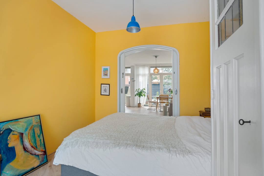 Charming Ground Floor Apartment with Stained Glass Doors and Garden — 26