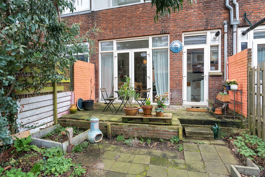 Charming Ground Floor Apartment with Stained Glass Doors and Garden — 30