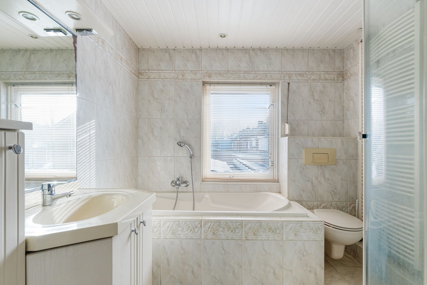 Photo 29 of Burgemeester Elkhuizenlaan 12