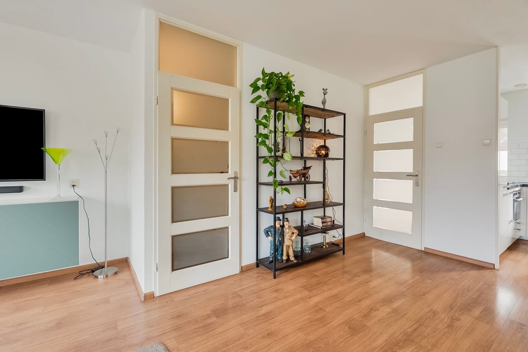 Spacious corner family house with 3 bedrooms and private driveway in quiet Hoogvliet neighborhood — 13
