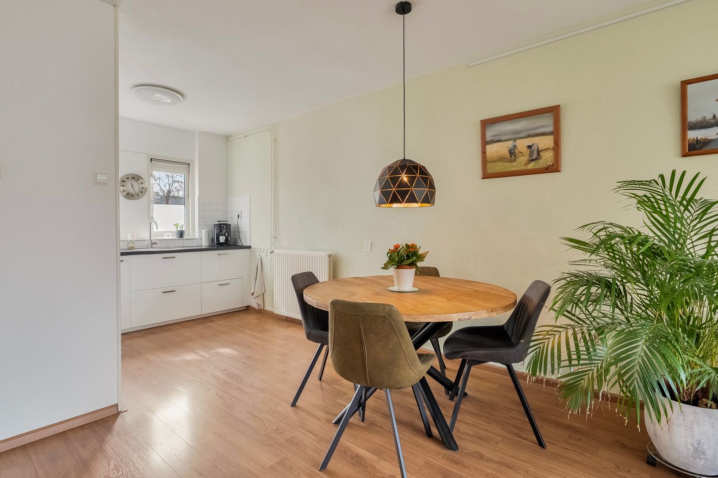 Spacious corner family house with 3 bedrooms and private driveway in quiet Hoogvliet neighborhood — 14