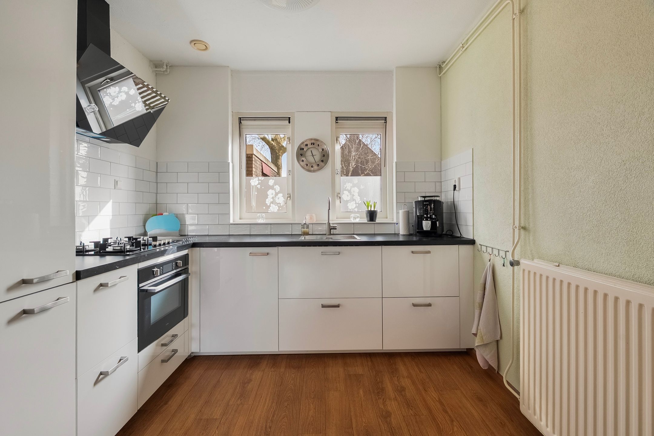 Spacious corner family house with 3 bedrooms and private driveway in quiet Hoogvliet neighborhood — 15