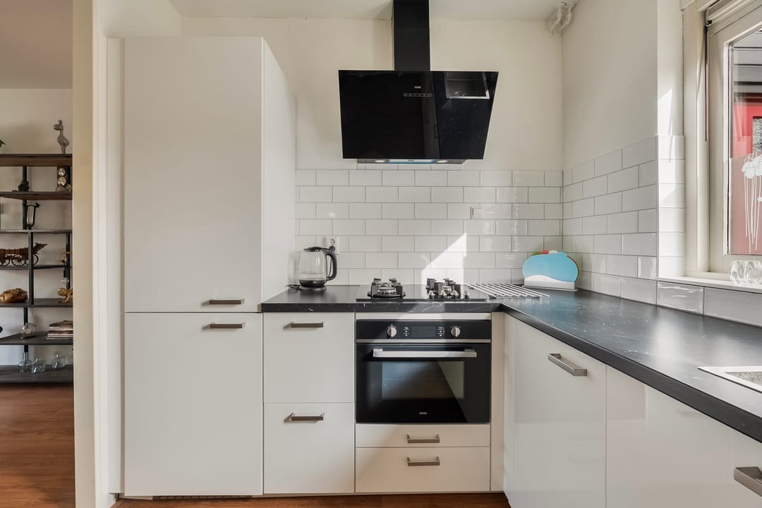 Spacious corner family house with 3 bedrooms and private driveway in quiet Hoogvliet neighborhood — 16