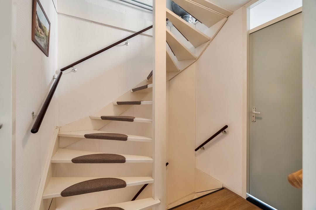Spacious corner family house with 3 bedrooms and private driveway in quiet Hoogvliet neighborhood — 17