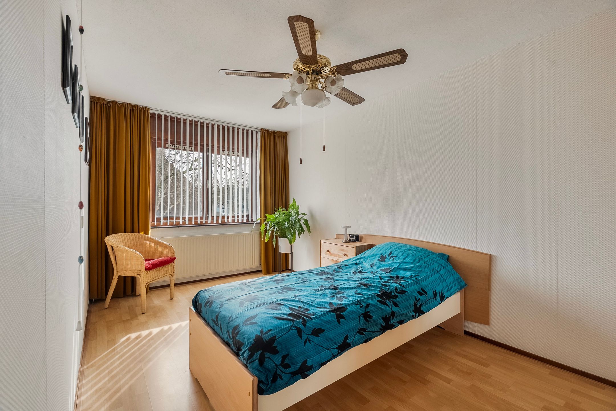 Spacious corner family house with 3 bedrooms and private driveway in quiet Hoogvliet neighborhood — 18