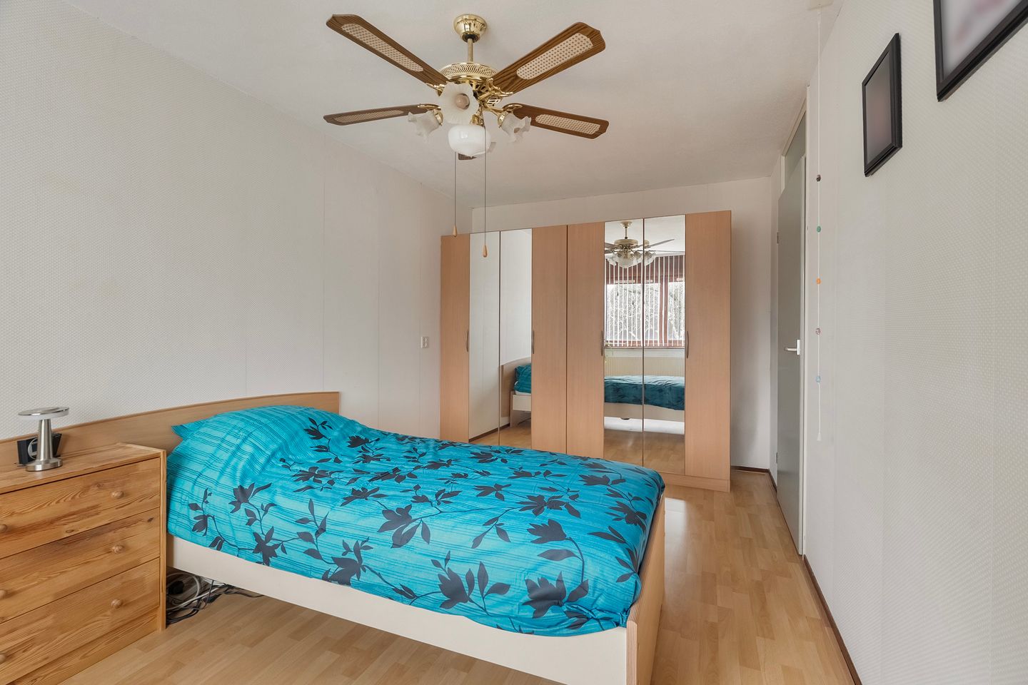 Spacious corner family house with 3 bedrooms and private driveway in quiet Hoogvliet neighborhood — 19