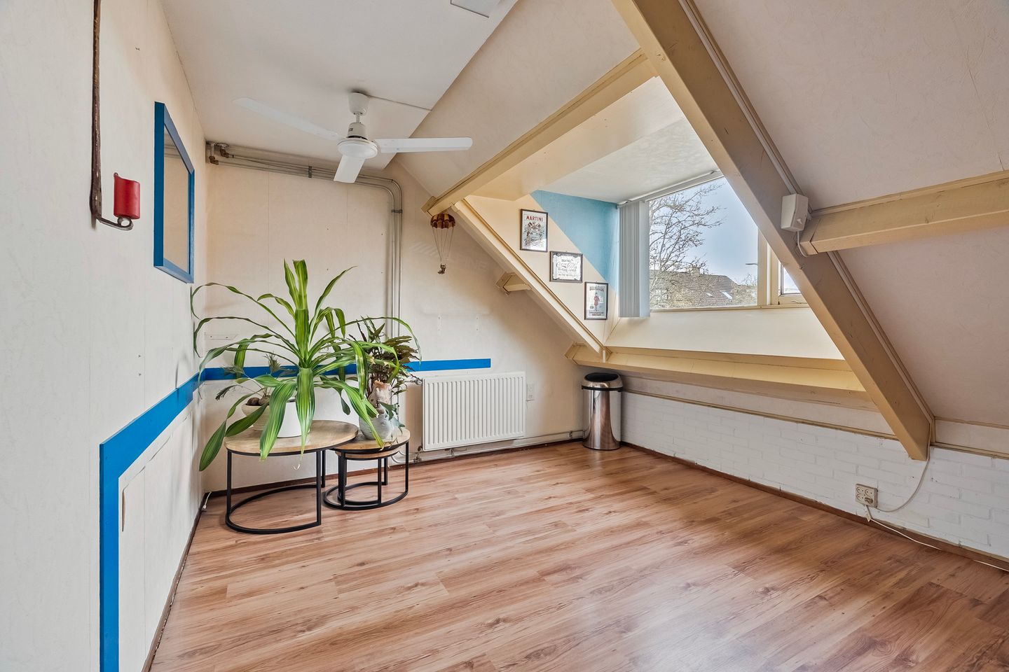 Spacious corner family house with 3 bedrooms and private driveway in quiet Hoogvliet neighborhood — 20
