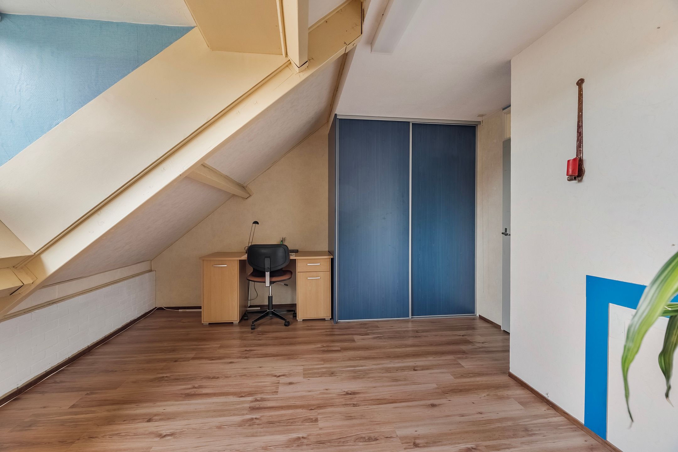 Spacious corner family house with 3 bedrooms and private driveway in quiet Hoogvliet neighborhood — 21