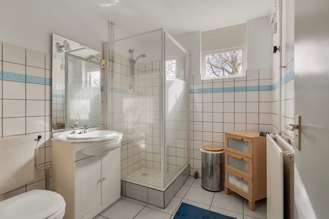 Spacious corner family house with 3 bedrooms and private driveway in quiet Hoogvliet neighborhood — 22