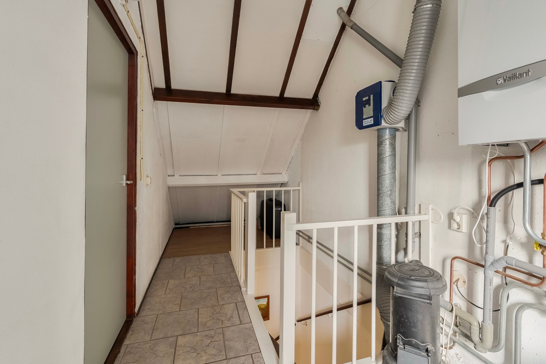 Spacious corner family house with 3 bedrooms and private driveway in quiet Hoogvliet neighborhood — 24