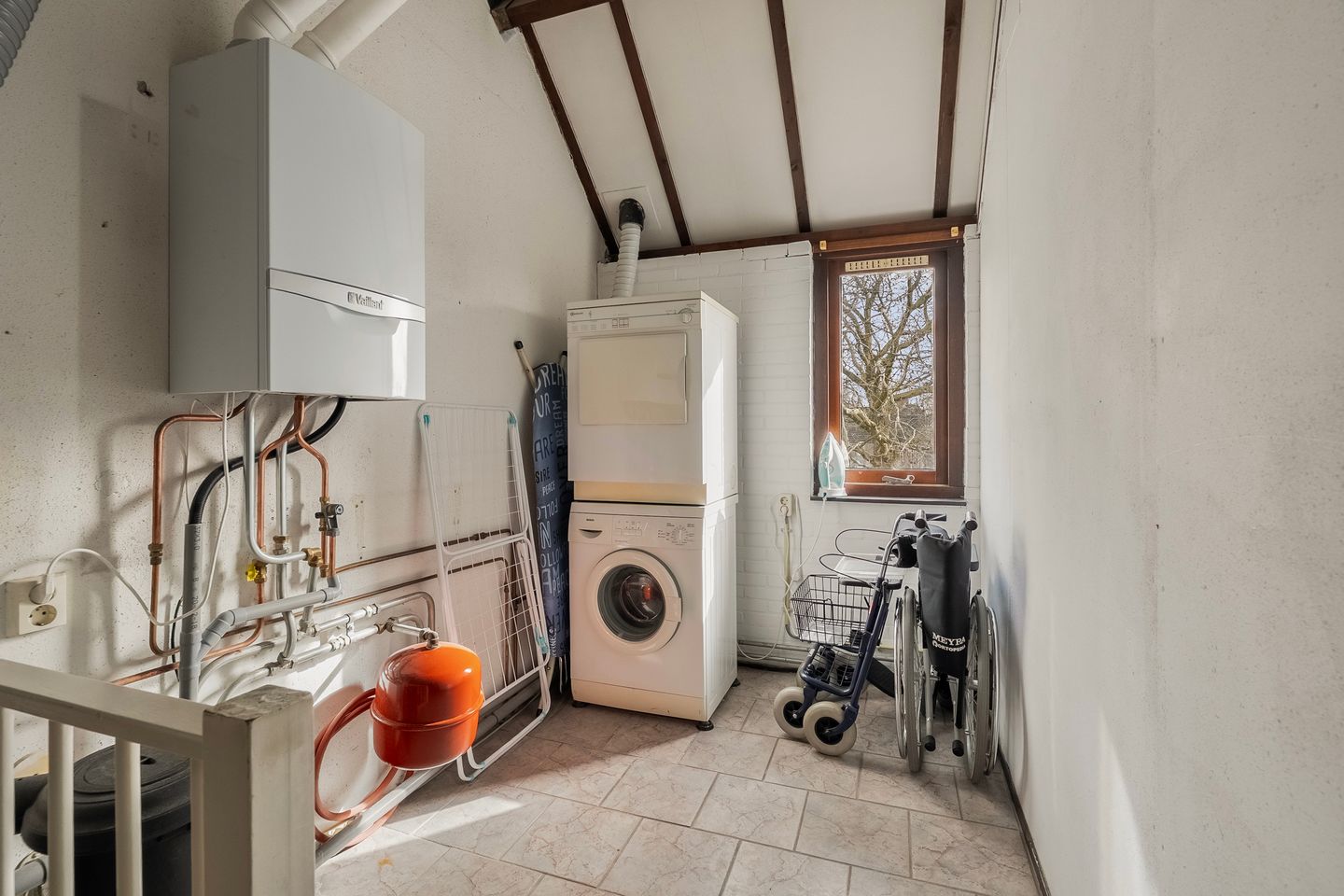 Spacious corner family house with 3 bedrooms and private driveway in quiet Hoogvliet neighborhood — 25