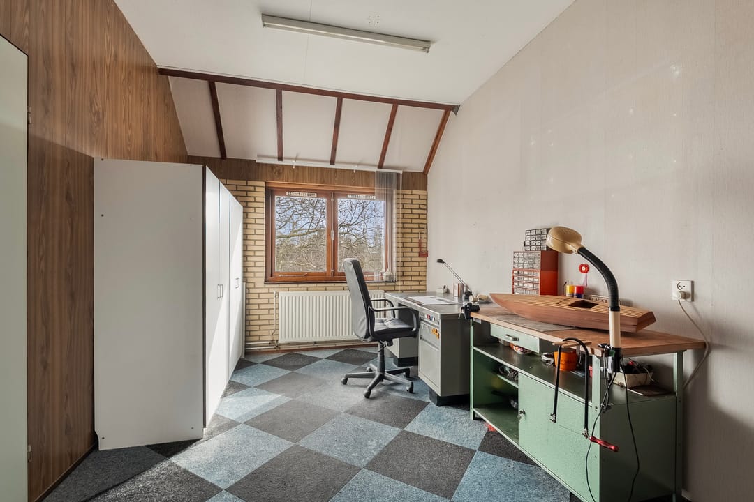 Spacious corner family house with 3 bedrooms and private driveway in quiet Hoogvliet neighborhood — 26