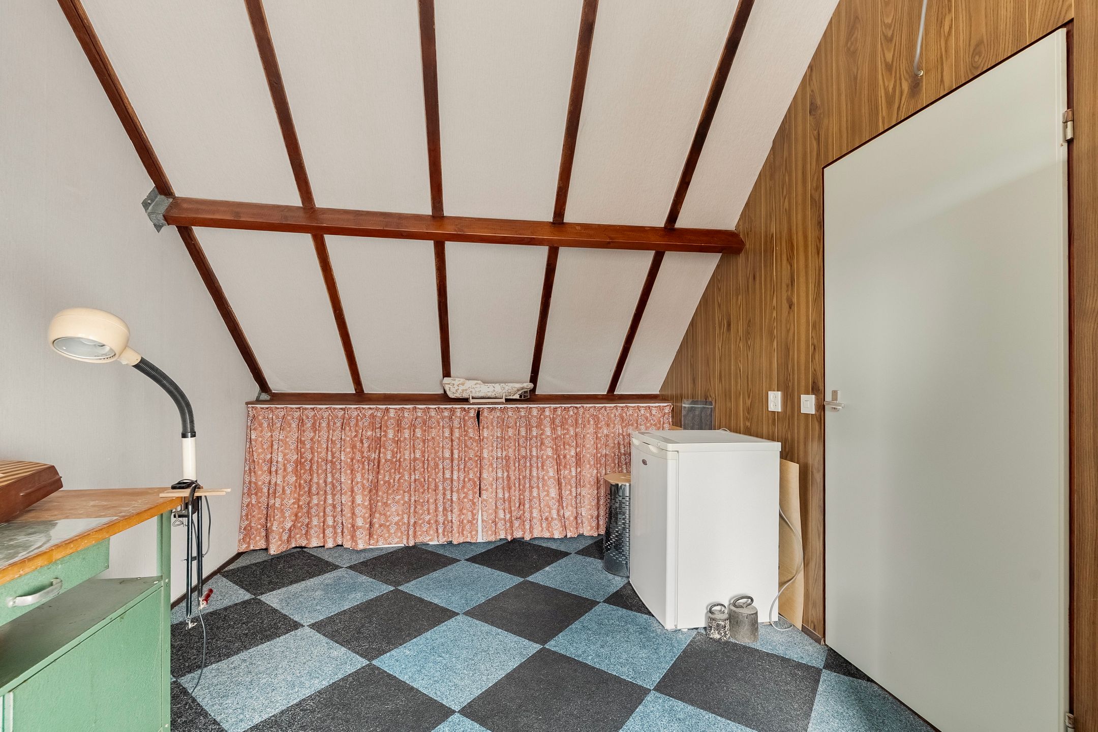 Spacious corner family house with 3 bedrooms and private driveway in quiet Hoogvliet neighborhood — 27